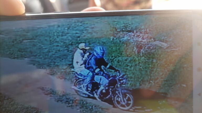 Captura de video de circuito cerrado donde se observa a los delincuentes a bordo de una motocicleta.