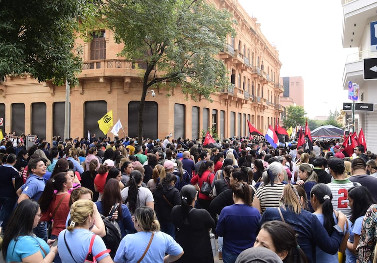 Docentes coparon el microcentro de Asunción en rechazo de la ley de la carrera civil.