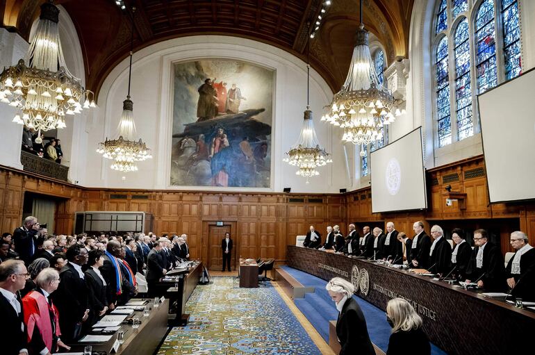 Hague (Netherlands), 11/01/2024.- Joan Donoghue (6-R), President of the International Court of Justice and other judges at the International Court of Justice (ICJ), prior to the hearing of the genocide case against Israel brought by South Africa, in The Hauge, The Netherlands, 11 January 2024. According to the South Africans, Israel is currently committing genocidal acts against Palestinians in the Gaza Strip. Thousands of Israelis and Palestinians have been killed since the militant group Hamas launched an unprecedented attack on Israel from the Gaza Strip on 07 October, and the Israeli strikes on the Palestinian enclave which followed it. (Países Bajos; Holanda, Sudáfrica, La Haya) EFE/EPA/REMKO DE WAAL
