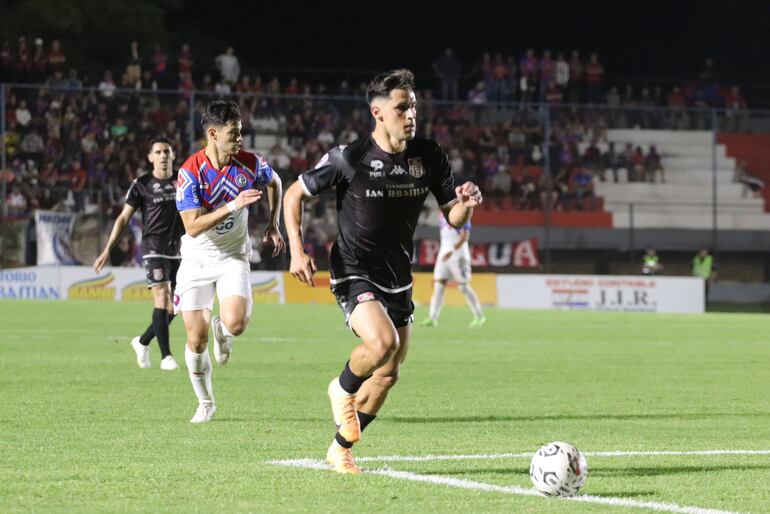 Damián Bobadilla (i), futbolista de Cerro Porteño, pelea por el balón con Wildo Alonso, jugador de General Caballero de Juan León Mallorquín, en el partido por la jornada 14 del torneo Clausura 2023 del fútbol paraguayo en el estadio Ka'arendy, en Juan León Mallorquín.