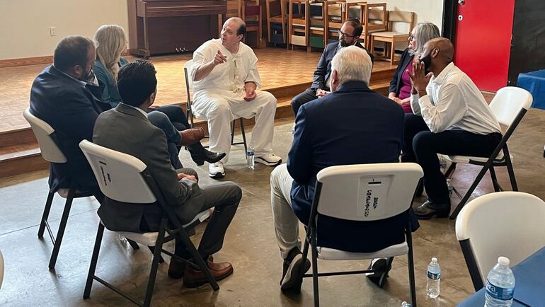 Legisladores reunidos con Robert Roberson (de blanco) en prisión, Livingston, Texas.