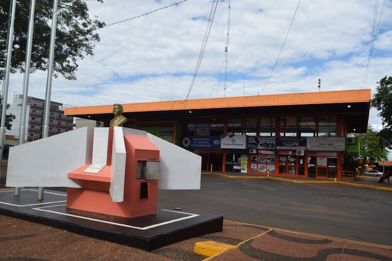 Terminal de Ómnibus de Encarnación. Funcionarios de la Administración Nacional de Electricidad (Ande) realizaron el corte del suministro de energía eléctrica en la Terminal de Ómnibus de la ciudad de Encarnación, debido a una mora de seis meses en el pago del servicio. La comuna pagó parte de la deuda para que se reestableciera el servicio, mientras se inician negociaciones para el pago del saldo pendiente.