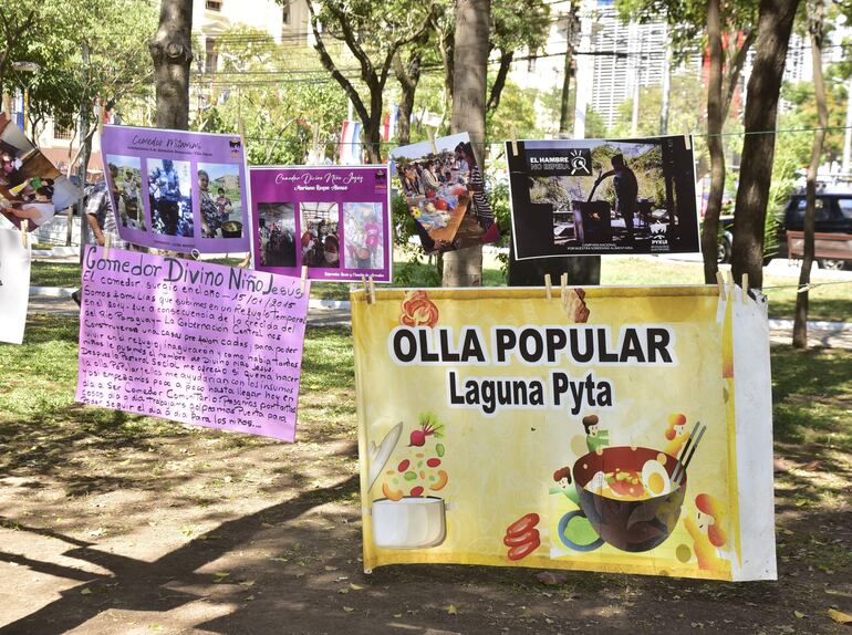 En la plaza se realizó una exposición de fotos de la lucha de las organizaciones de ollas populares. 