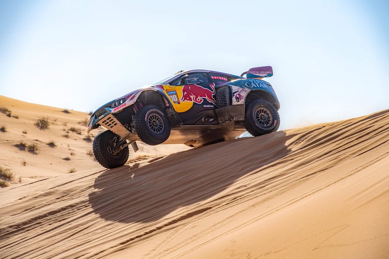 Nasser Al-Attiyah (Hunter Prodrive) estará al asecho del piloto local Yazeed Al-Rajhi (Toyota Hilux), quien está por delante a sólo 9 minutos y 3 segundos. 