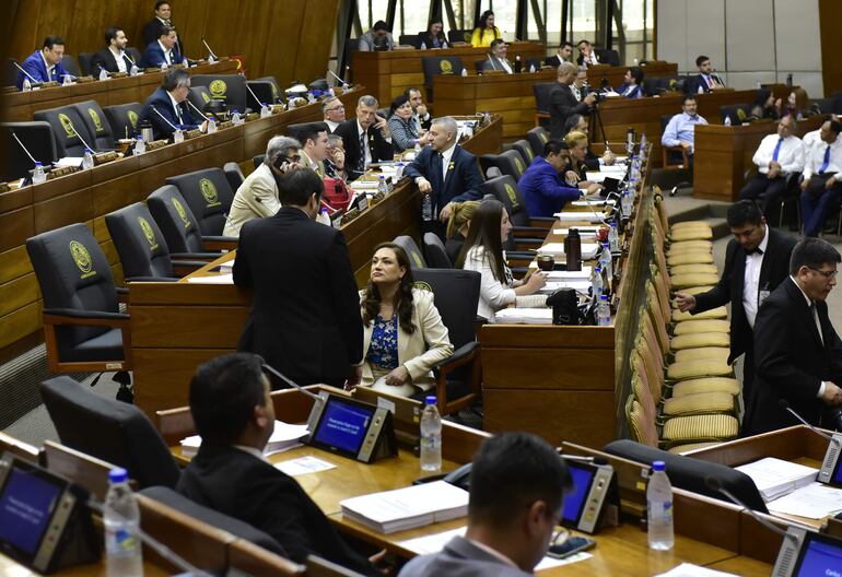 La Cámara de Diputados en sesión ordinaria de ayer aprobó la ampliación presupuestaria para 5 gobernaciones, que no tenían recursos para cubrir la dieta de 9 concejales.