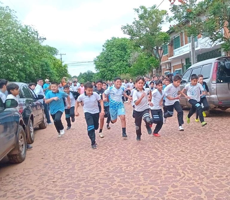 Virpo Corre celebró su sexta edición en Carapeguá. La escuela y colegio Subvencionado Virgen Poderosa de este distrito celebró con éxito la sexta edición de la Virpo Corre, una competencia pedestre interna que congregó a más de 500 estudiantes de la institución. El evento que se desarrolló esta mañana fue una fiesta deportiva organizada por el Consejo de Docentes de la comunidad educativa.