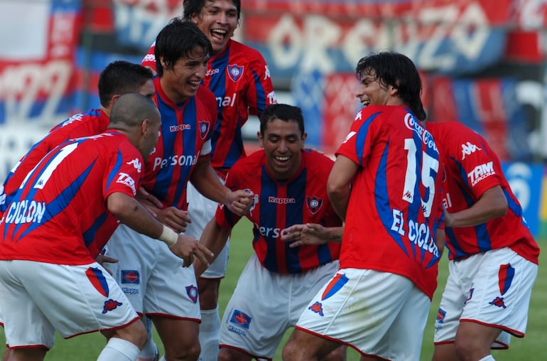 Nelson Cabrera (tercero de izq. a der.) y Jorge Martín Núñez (c), jugadores de Cerro Porteño, celebran un gol en el partido frente a Olimpia por la fecha 21 del torneo Clausura 2007 del fútbol paraguayo en el estadio Defensores del Chaco, en Asunción.