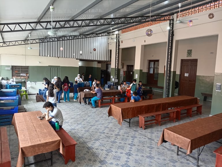 La empresa Comepar envió tablones y bancos para el almuerzo escolar al Colegio Presidente Franco, de Asunción, luego de los reclamos de la comunidad educativa.