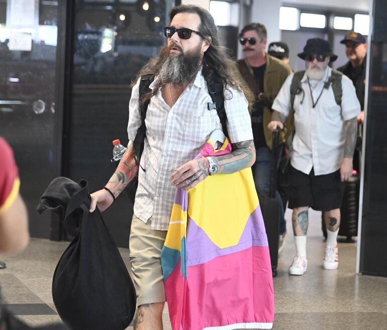 Uno de los integrantes de la banca saliendo del Aeropuerto Silvio Pettirossi.