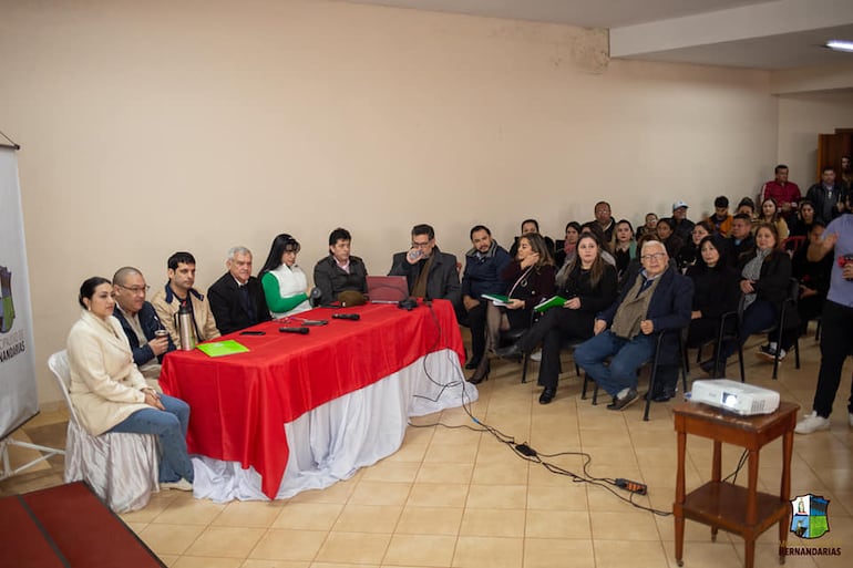 Representantes del equipo técnico, autoridades locales y ciudadanos socializaron el impacto de la construcción de la Itaipú en Hernandarias.