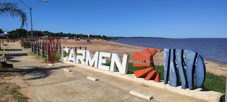 Playa Tacuary y un cartel que ya identifica a la ciudad como un destino turístico de Itapúa. En esta parte del año la playa está prácticamente desierta.