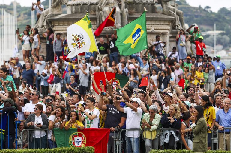 El papa Francisco es recibido por la multitud a su llegada al Palacio de Belem para ser recibido por el presidente de Portugal, Marcelo Rebelo de Sousa, en Lisboa, Portugal, el 02 de agosto de 2023. El Pontífice está en Portugal con motivo de la Jornada Mundial de la Juventud (JMJ), uno de los principales eventos de la Iglesia que reúne al Papa con jóvenes de todo el mundo, que se realiza hasta el 06 de agosto. (EFE)
