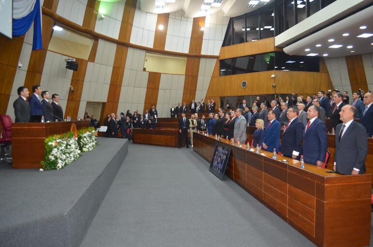 El nuevo Congreso Nacional que asumió ayer oficialmente, recibió  el último informe anual del presidente saliente Mario Abdo Benítez.