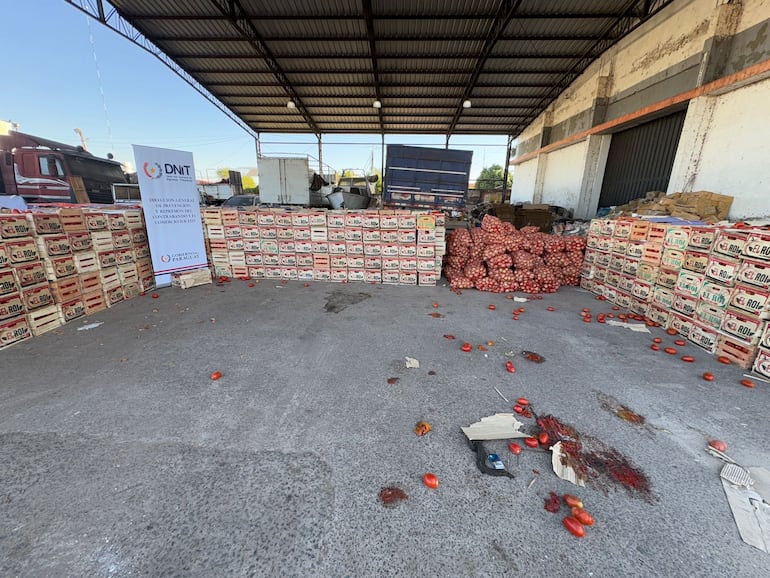 La DNIT incautó 15 toneladas de productos frutihortícolas, entre tomate y cebolla.