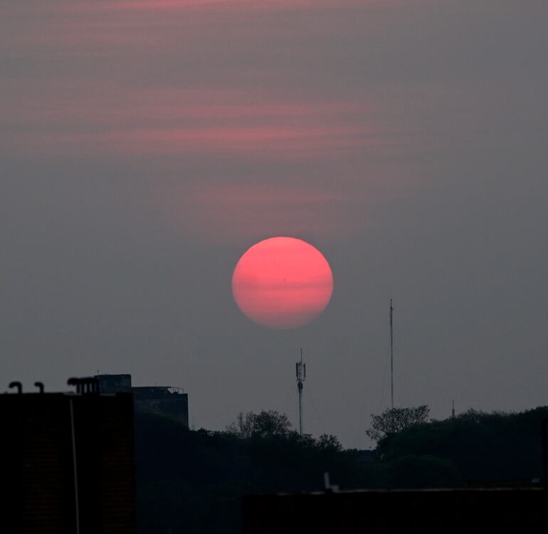 El sol deslumbró por su color este viernes.