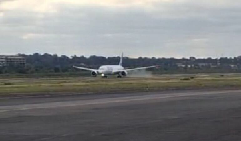 Video del momento en el que un ave impacta contra la turbina del vuelo de Air Europa al despegar del Silvio Pettirossi.