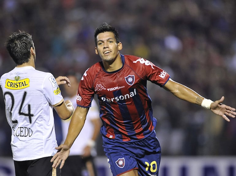 Julio Dos Santos, jugador de Cerro Porteño, festeja un gol en el partido frente a Colo Colo por la fase de grupos de la Copa Libertadores 2011 en el estadio General Pablo Rojas, en Asunción.