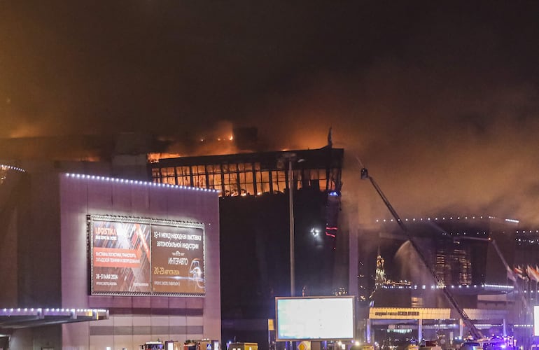 Bomberos intentan controlar el incendio que siguió al tiroteo en Crocus City Hall donde al menos 40 personas murieron.