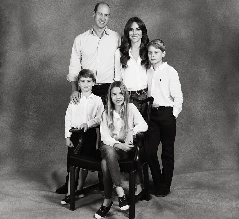 ¡Bella postal navideña! Guillermo de Inglaterra y Kate Middleton con sus tres hijos George (10), Charlotte (8) y Louis (5).