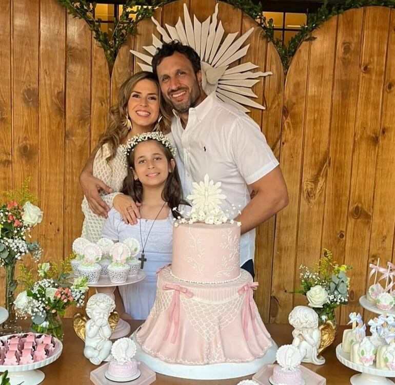 Paola Maltese y Tjeerd Twijnstra con su hija Rinske. La segunda niña del matrimonio recibió la primera comunión.