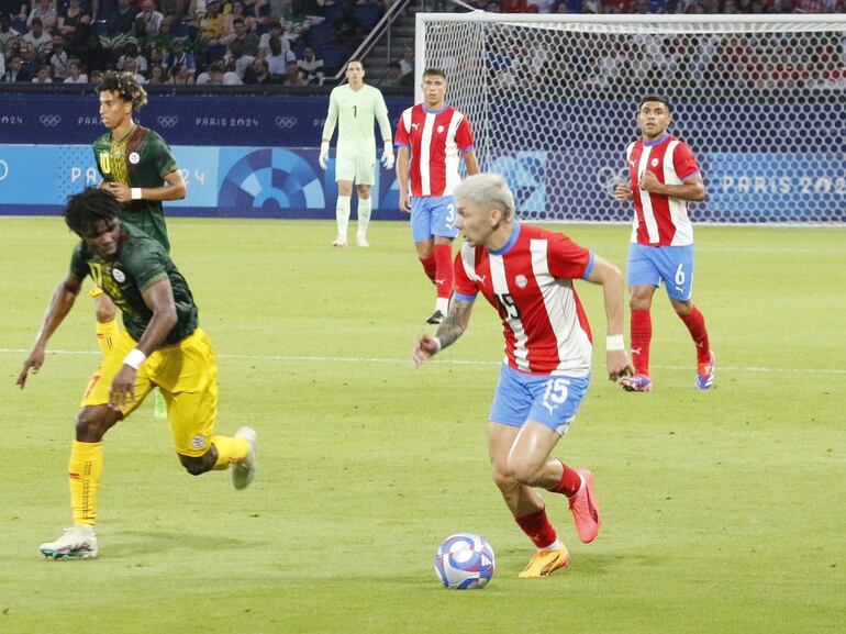 Julio Enciso (d), jugador de la selección de Paraguay, domina el balón en un partido frente a Malí por la tercera fecha del Grupo D de los Juegos Olímpicos París 2024 en el estadio Parque de los Príncipes, en París, Francia.