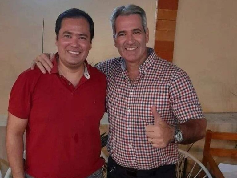 Dani Torres posa con el diputado cartista Rodrigo Gamarra.