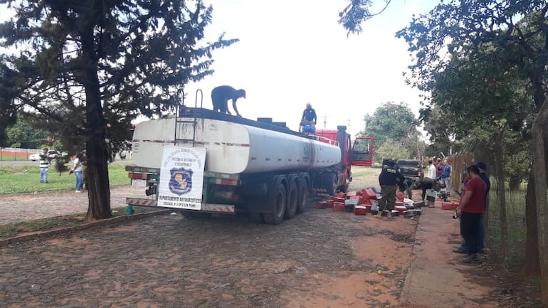 La droga estaba escondida dentro del camión cisterna.