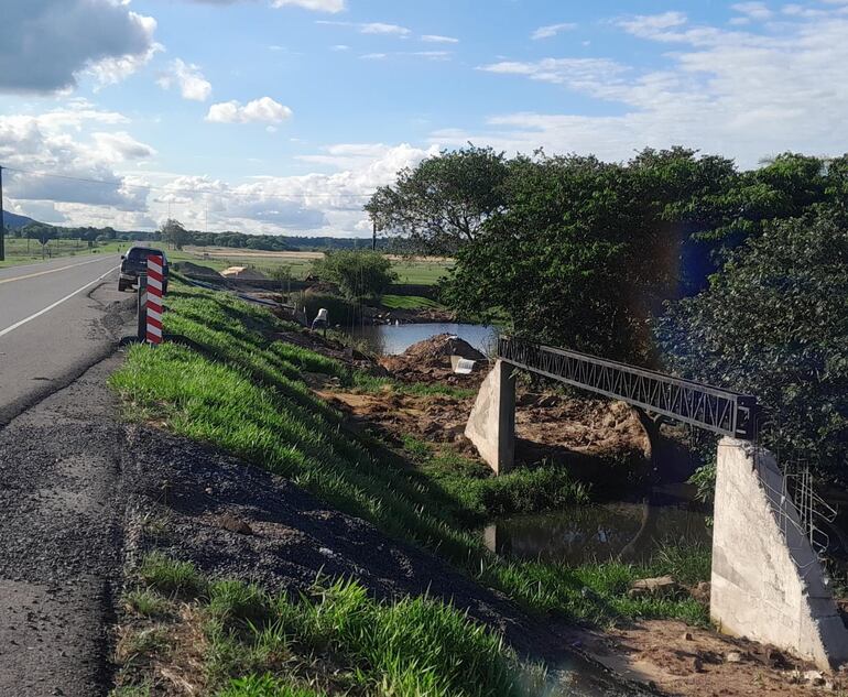 La instalación de la aductora de agua sobre el arroyo Yaguary en Caapucú.