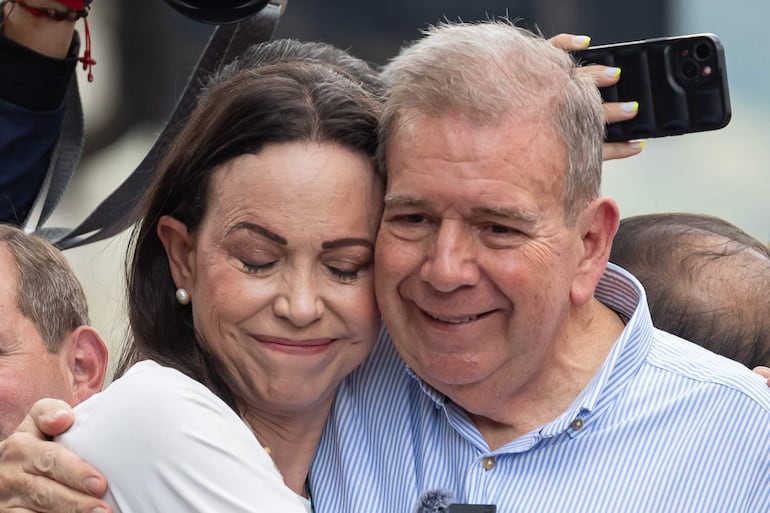 La líder opositora venezolana María Corina Machado (i) abraza al candidato a la presidencia de Venezuela Edmundo González Urrutia.