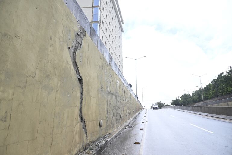 El costoso túnel del “superviaducto” ya tiene grietas en sus paredes.