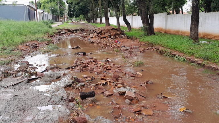 Con cada lluvia la calle "Los Laureles" de la compañía Pai Ñu de Ñemby va desapareciendo. Los vecinos exigen una solución definitiva.