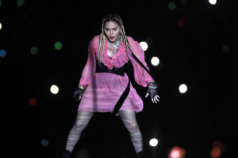 El 30 de abril de 2022 la cantante estadounidense Madonna mientras se presenta durante el concierto "Medallo en el mapa" de Maluma, en Medellín (Colombia). 