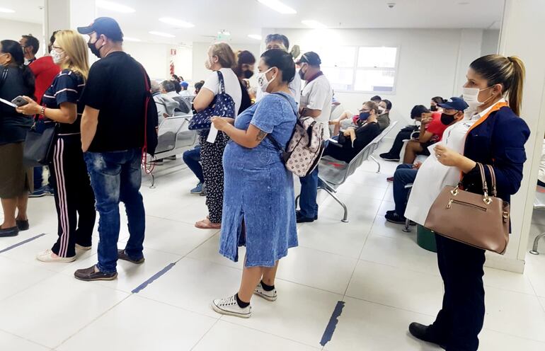 Embarazadas, pese a su condición formaban fila paradas desde temprano, ayer, en el Hospital central del IPS. Era con intención de sacar un turno para acceder a una consulta médica.