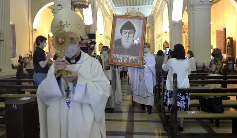 Monseñor Ignacio Gogorza presidió ayer la celebración de entronización de la imagen de San Chárbel, que tuvo lugar en la Catedral de la Santísima de Asunción.