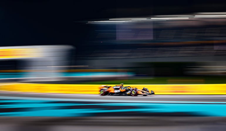 El monoplaza de McLaren del piloto británico Lando Norris durante la clasificación del Gran Premio de Abu Dhabi en el Circuito de Yas Marina, en Abu Dabi, Emiratos Árabes Unidos.