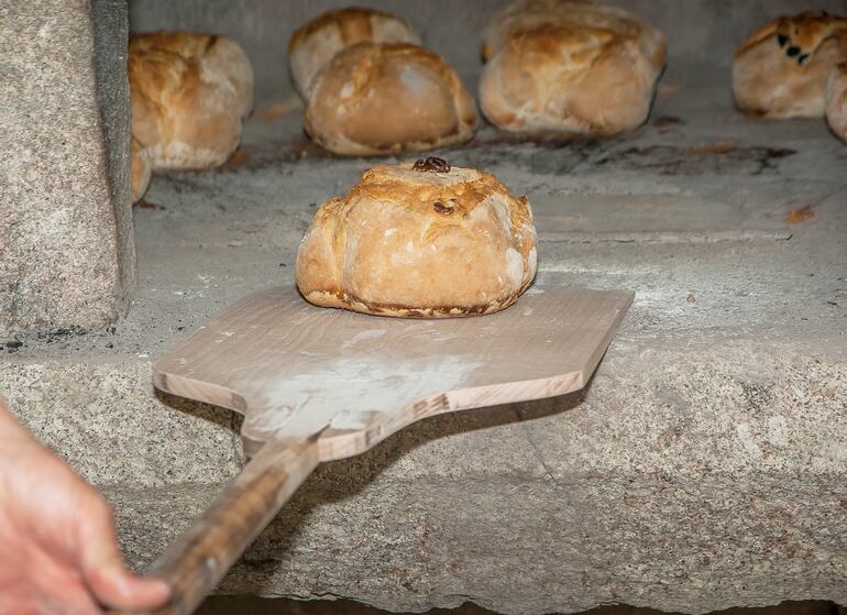 Es importante que el horno esté bien caliente antes de meter el pan para que se forme una corteza crujiente.