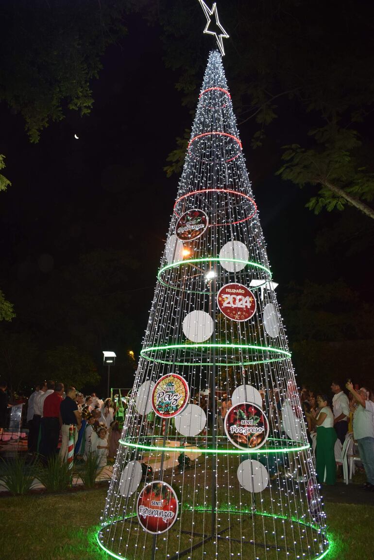 El encendido de luces del árbol de la esperanza fue aplaudido por los presentes.