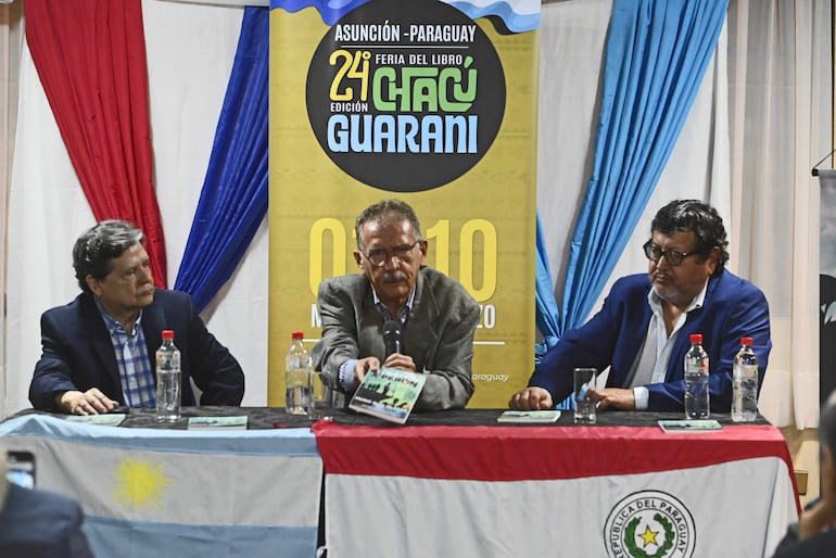 Euclides Acevedo, Ricardo Caballero Aquino y Hugo Ruiz Olazar en la presentación del libro "Atrapen a Perón".