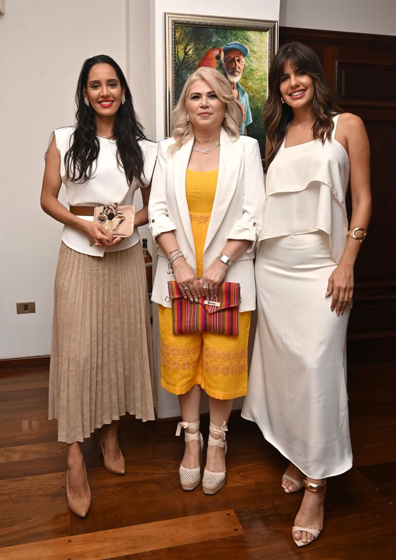 Jociani de Latorre, Ludy Ferreira y Rocío Ávalos. 