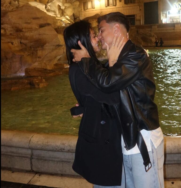 Oriana Sabatini fue sorprendida por Paulo Dybala con el pedido de matrimonio en plena Fontana di Trevi. (Captura de la historia de Instagram de Paulo Dybala)