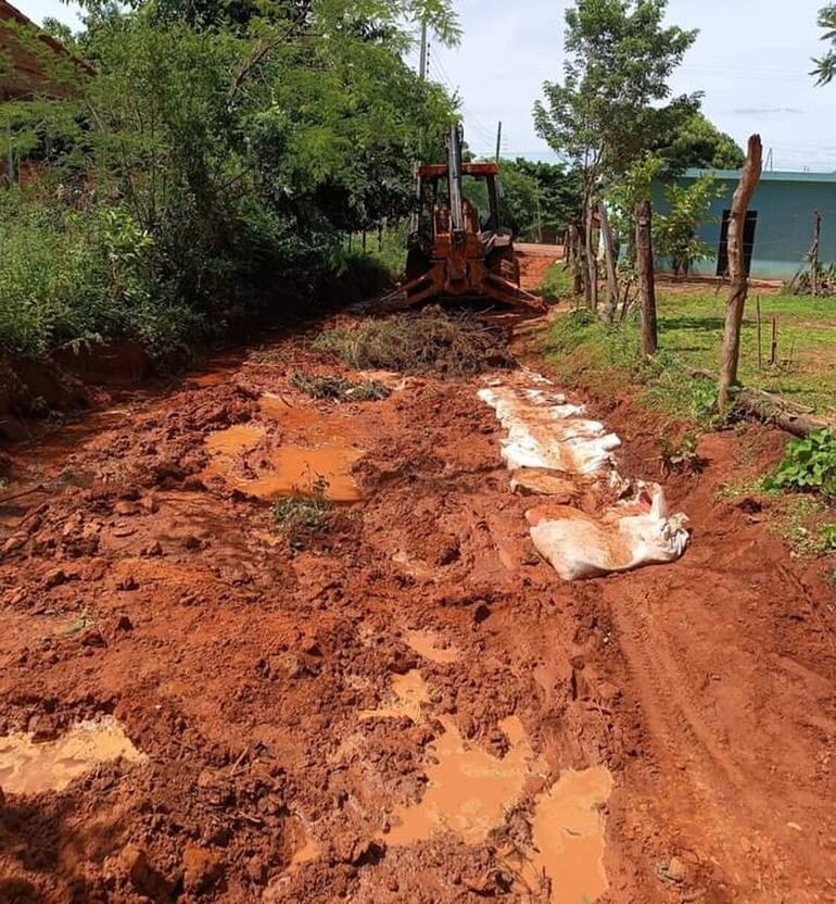 El camino de la compañía Espartillar de Carapeguá fue reparado antes de Navidad, pero con la lluvia del fin de semana nuevamente dejó intransitable.