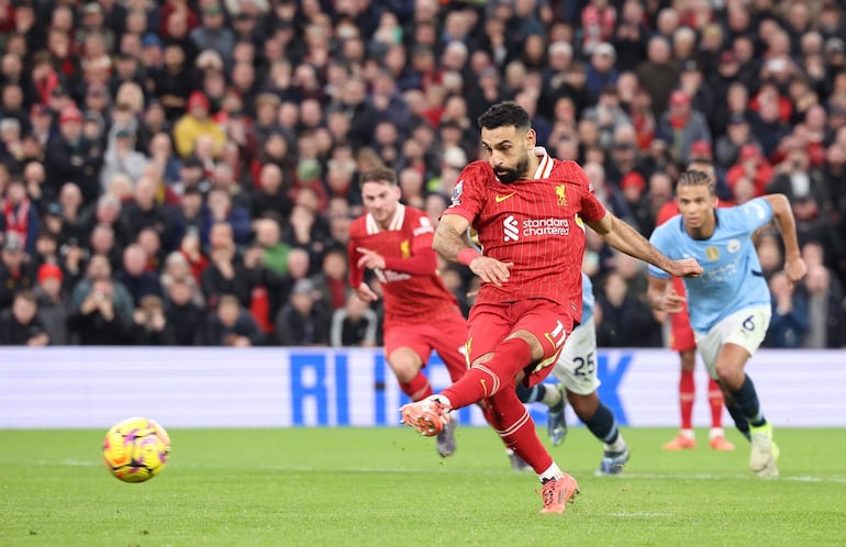 Liverpool (United Kingdom), 01/12/2024.- Mohamed Salah of Liverpool scores the 2-0 goal during the English Premier League match between Liverpool and Manchester City in Liverpool, Britain, 01 December 2024. (Reino Unido) EFE/EPA/ADAM VAUGHAN EDITORIAL USE ONLY. No use with unauthorized audio, video, data, fixture lists, club/league logos, 'live' services or NFTs. Online in-match use limited to 120 images, no video emulation. No use in betting, games or single club/league/player publications.
