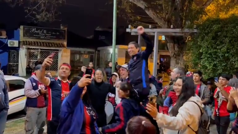 Hinchas de Cerro Porteño alzaron en andas al exdirector de la PMT, Juan Villalba coreando un cántico contra "Nenecho" Rodríguez, intendente de Asunción.