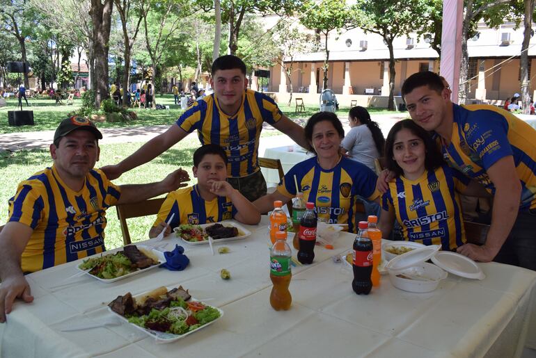 Vistiendo la camiseta del Sportivo Luqueño, esta familia disfrutó del karu guasu en Leque.