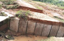 Puente sobre el arroyo Mbopi de Costa Gaona Quiindy, urge la construcción de muro de contención.