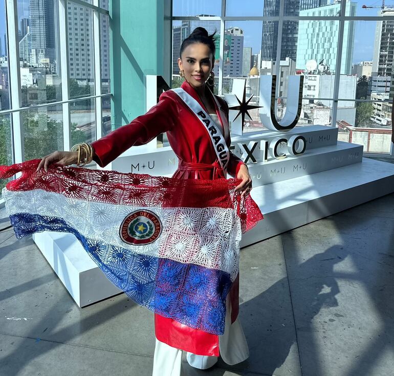 Naomi Méndez, feliz con la bandera paraguaya en manos, en México.