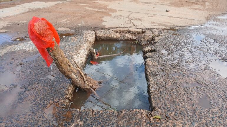 El pozo también se encuentra lleno de agua y tiene una profundidad considerable.