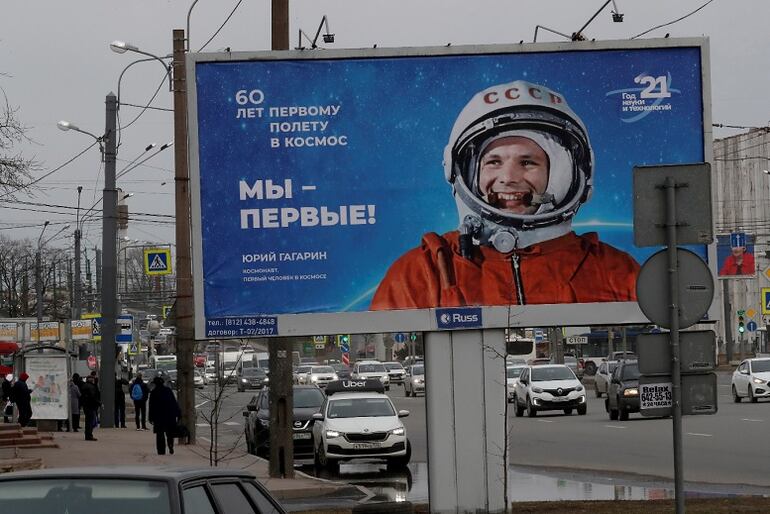En Rusia rinden homenaje al primer hombre que viajó al espacio, el cosmonauta ruso Yuri Gagarin. (EFE)