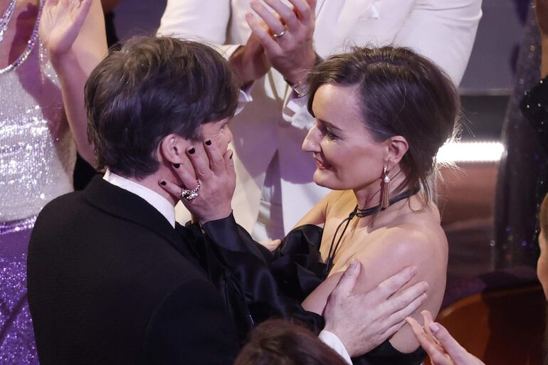 Cillian Murphy y si esposa Yvonne McGuinness se abrazan tras conocerse el veredicto de la Academia.