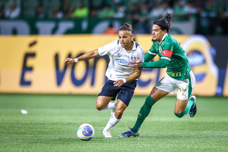 Gustavo Gómez disputa el balón con el danés Martín Braithwaite, durante el partido que Palmeiras ganó 1-0 al Gremio.